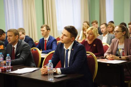 Денис Парфенов выступил перед молодыми коммунистами и комсомольцами