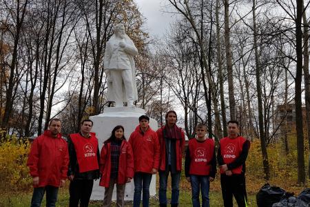 Рязанские коммунисты привели в порядок памятник Чернышевскому