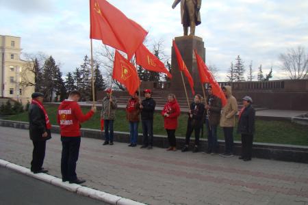 В день Комсомола коммунисты и комсомольцы провели красный автопробег по улицам Саранска
