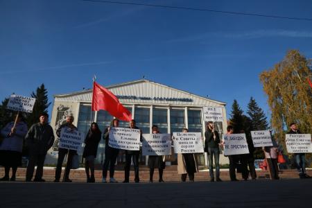В Омске прошли акции памяти защитников Дома Советов
