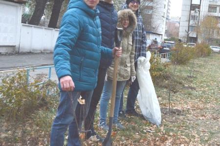 Алтайский край. Барнаульские коммунисты и комсомольцы присоединились к акции «Сад Победы»