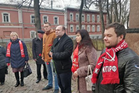 Коммунисты и комсомольцы Рязани возложили цветы к обелиску Героям Гражданской войны