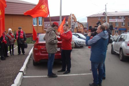 В день Комсомола коммунисты и комсомольцы провели красный автопробег по улицам Саранска