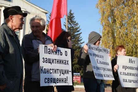 В Омске прошли акции памяти защитников Дома Советов