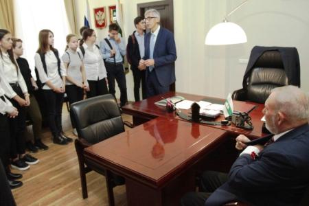 Руководитель фракции КПРФ Курганской областной Думы В.А.Кислицын организовал в зауральском парламенте дни открытых дверей