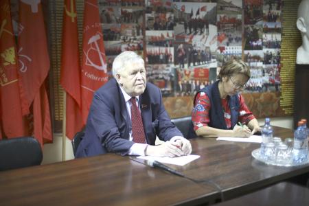 Мэр Якутска посетила собрание коммунистов