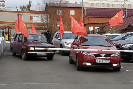 В день Комсомола коммунисты и комсомольцы провели красный автопробег по улицам Саранска
