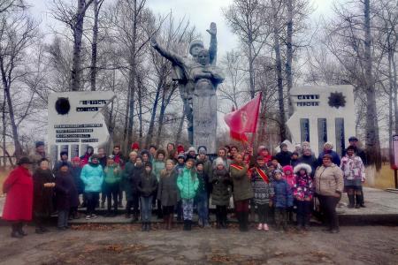Пионеры Алтайского края почтили память партизан - участников крупнейшего в истории региона сражения 