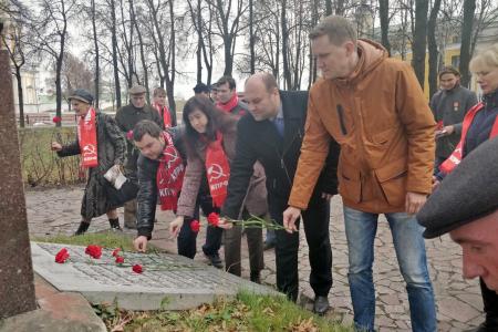 Коммунисты и комсомольцы Рязани возложили цветы к обелиску Героям Гражданской войны