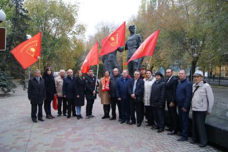 Волгоградские коммунисты возложили цветы к памятнику комсомольцам