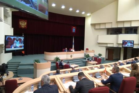 Скандал произошел на внеочередном заседании Саратовской областной Думы: депутаты-коммунисты вынуждены использовать мегафон для выступлений