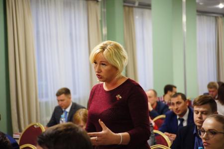 Денис Парфенов выступил перед молодыми коммунистами и комсомольцами