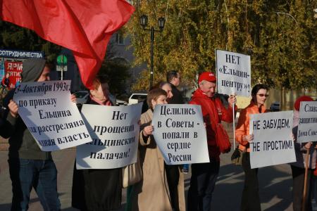 В Омске прошли акции памяти защитников Дома Советов