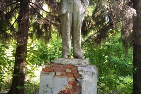 Саратовская область, Балашов. Ремонт памятника В.И. Ленину в «Военном городке» продолжается