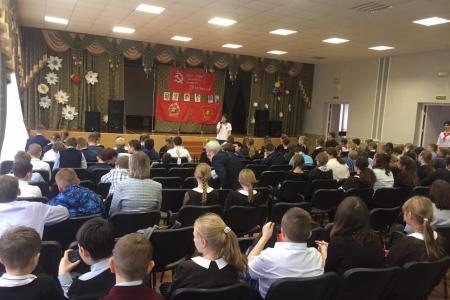В Белгородской области комсомольцы и пионеры провели открытый урок для детей «Мой герой всегда со мной!»