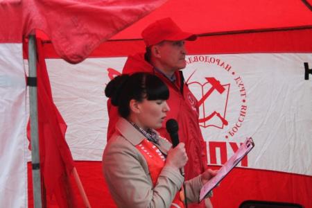 Псковские коммунисты провели митинг в память о защитниках Советской власти.