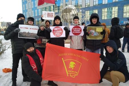 Новосибирские комсомольцы вышли на митинг в поддержку защитников Шиеса
