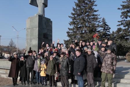 Республика Тува. Коммунисты Кызыла возложили цветы к памятнику Владимиру Ильичу Ленину