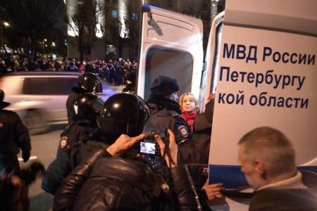 В городе трех революций. Лидера ленинградских коммунистов О.А. Ходунову задержала полиция за участие в акции «Цветы — Авроре»