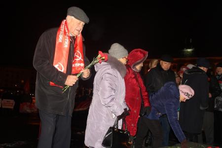 Новгородские коммунисты провели митинг в честь годовщины Великого Октября 