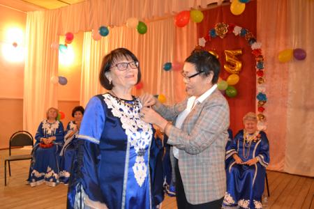 Коммунисты Калмыкии наградили памятными медалями ЦК КПРФ ветеранов народного ансамбля