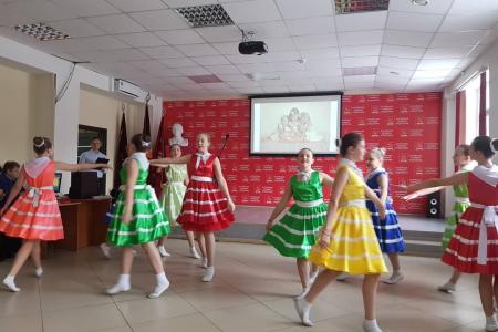 Алтайский край. Коммунисты Барнаула и Бийска провели концерты, посвященные Дню Матери