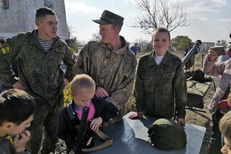 Комсомольцы Севастополя организовали для пионеров экскурсию на памятное место боевой славы