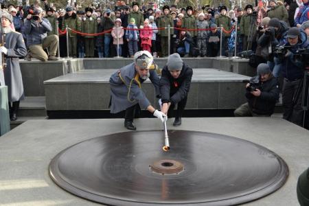 «Москва-Новосибирск»: Сибиряки зажгли вечный огонь на Монументе Славы
