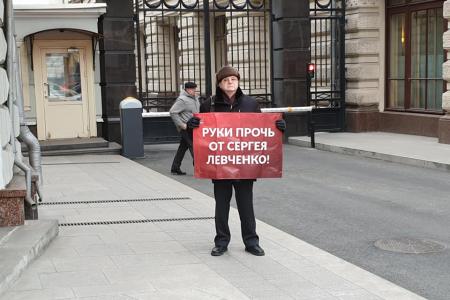 Руки прочь от красного губернатора. Московские коммунисты «осадили» Администрацию Президента