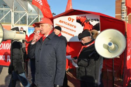 «Хватит экономить на здоровье наших детей!». Митинг в Нижнем Новгороде 