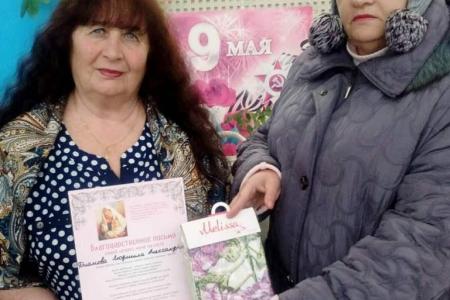 Саратовская область. Активистки "ВЖС - Надежда России" поздравили женщин с Днём матери