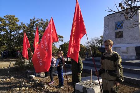 Комсомольцы Севастополя организовали для пионеров экскурсию на памятное место боевой славы