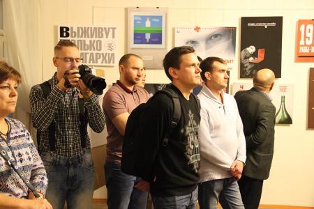 В Томске проходит выставка актуального политического плаката «Художник может обидеть каждого!»