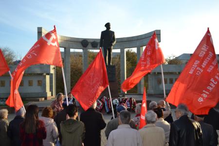 Коммунисты Калмыкии отметили 102-ю годовщину Великой Октябрьской социалистической революции