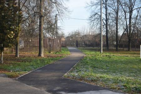 Московская область. Александр Наумов проверил обустройство тротуаров в деревне Образцово и поздравил женсовет «Добродея» с юбилеем