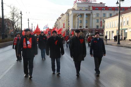 Омск. Слава людям труда, верным памяти и целям социалистической революции!