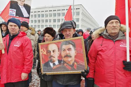 В Ульяновске состоялись праздничная демонстрация и митинг в честь 102 годовщины Великой Октябрьской социалистической революции