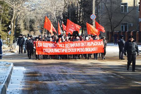 Еврейская АО. Коммунисты Биробиджана отметили годовщину Великого Октября праздничной демонстрацией и митингом-концертом
