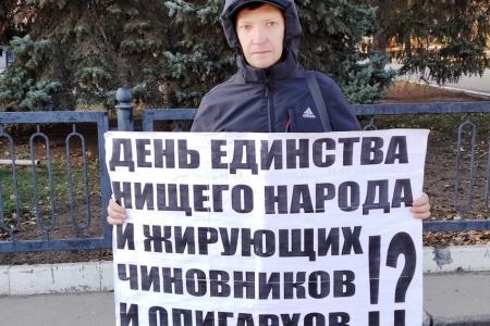 В Ленинском районе Саратова прошла серия одиночных пикетов КПРФ