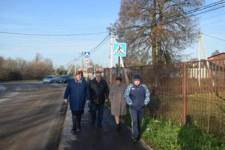 Московская область. Александр Наумов проверил обустройство тротуаров в деревне Образцово и поздравил женсовет «Добродея» с юбилеем