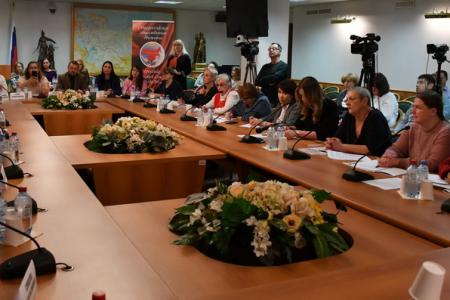 Отстоим социальные гарантии и права женщин России! В Госдуме прошел круглый стол «Социальные гарантии женщинам и «пенсионная реформа»