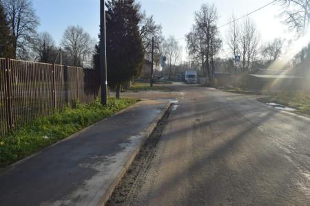 Московская область. Александр Наумов проверил обустройство тротуаров в деревне Образцово и поздравил женсовет «Добродея» с юбилеем