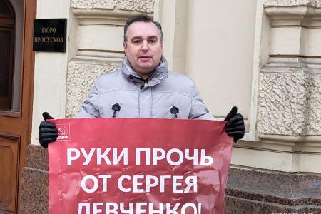 Руки прочь от красного губернатора. Московские коммунисты «осадили» Администрацию Президента