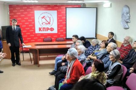 Курганские коммунисты и комсомольцы подготовили фотовыставку о советских полководцах