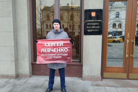 Руки прочь от красного губернатора. Московские коммунисты «осадили» Администрацию Президента