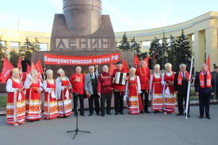 Сталинградские коммунисты отметили годовщину Великого Октября демонстрацией и митингом