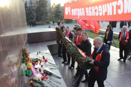 Сталинградские коммунисты отметили годовщину Великого Октября демонстрацией и митингом