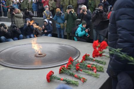 «Москва-Новосибирск»: Сибиряки зажгли вечный огонь на Монументе Славы