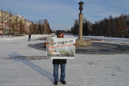 Жители Барнаула пикетируют с призывом: «Соловьев, будь мужиком! Дай прямой эфир Грудинину!»