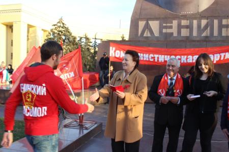 Сталинградские коммунисты отметили годовщину Великого Октября демонстрацией и митингом
